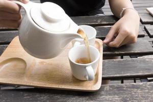 hora do chá na velha mesa de madeira. foto