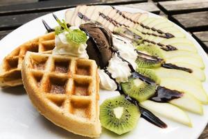 waffles de sorvete com frutas foto