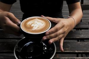 café com leite quente na mesa de madeira velha foto