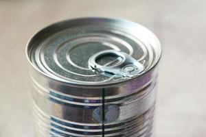 close-up de uma lata de comida em fundo branco, foto