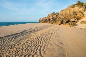 paisagem da praia de cabo wirrwawuy na cidade de nhulunbuy do estado do território do norte, austrália. foto