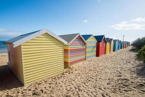 fileiras de caixas de banho na praia de brighton, um marco icônico de melbourne, estado de vitória da austrália. foto