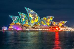 sydney, austrália - 29 de maio de 2015 - luzes deslumbrantes e cobertura de som sydney opera house em sydney, austrália, durante o vívido sydney festival. foto