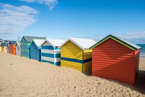 fileiras de caixas de banho na praia de brighton, um marco icônico de melbourne, estado de vitória da austrália. foto