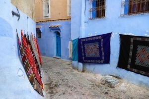 rua em chefchaouen, marrocos foto