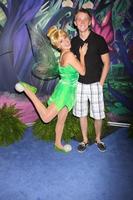 los angeles, 19 de agosto - tinkerbell, jason dolley na d23 expo 2011 no centro de convenções de anaheim em 19 de agosto de 2011 em anaheim, ca foto