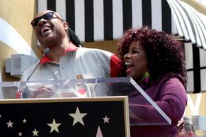 los angeles, 19 de maio - stevie wonder, chaka kahn na cerimônia da estrela da calçada da fama de chaka kahn hollywood em hollywood blvd em 19 de maio de 2011 em los angeles, ca foto