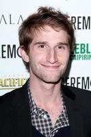 los angeles, 22 de março - max winkler chega na estréia da cerimônia no arclight theatre em 22 de março de 2011 em los angeles, ca foto