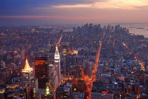 panorama de vista aérea do horizonte de manhattan cidade de nova york ao pôr do sol foto