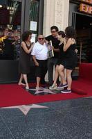 los angeles, 18 de agosto - danny devito, com a esposa rhea perlman, e seus filhos na cerimônia como danny devito recebe uma estrela na calçada da fama de hollywood em 18 de agosto de 2011 em los angeles, ca foto