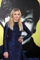 los angeles, 7 de maio - chloe grace moretz chega às sombras escuras, los angeles estréia no teatro chinês graumans em 7 de maio de 2012 em los angeles, ca foto