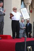 los angeles, 18 de agosto - danny devito na cerimônia como danny devito recebe uma estrela na calçada da fama de hollywood em 18 de agosto de 2011 em los angeles, ca foto