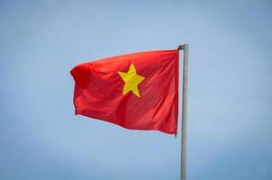 bandeira nacional do vietnã voando no céu azul foto