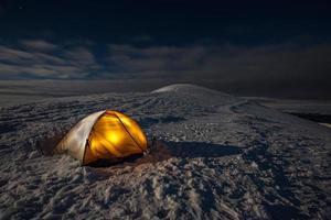 acampar durante o inverno, caminhadas nas montanhas dos Cárpatos foto