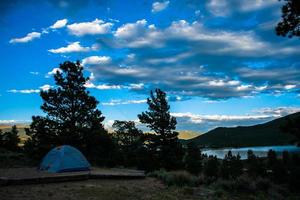 acampamento selvagem na solidão ao lado de lagos gêmeos colorado
