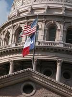 cúpula do capitólio do texas com bandeiras foto