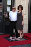 los angeles, 18 de agosto - danny devito, com a esposa rhea perlman na cerimônia como danny devito recebe uma estrela na calçada da fama de hollywood em 18 de agosto de 2011 em los angeles, ca foto