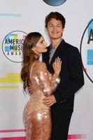 los angeles 19 de novembro - violetta komyshan, ansel elgort no american music awards 2017 no microsoft theater em 19 de novembro de 2017 em los angeles, ca foto