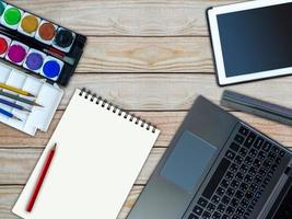 laptop, tablet, caderno de desenho, cor de água / conceito de equipamento de escritório criativo