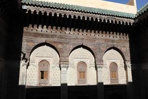 bou inania madrasa em fez, marrocos foto