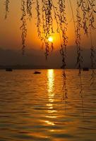pôr do sol no oeste lago hangzhou china