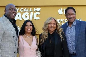 los angeles, 14 de abril - magic johnson, cookie johnson, tonya winfield, dave winfield no they call me magic premiere screening no village theatre em 14 de abril de 2022 em westwood, ca foto