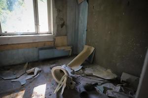 quarto de um edifício na cidade de pripyat, zona de exclusão de chernobyl, ucrânia foto