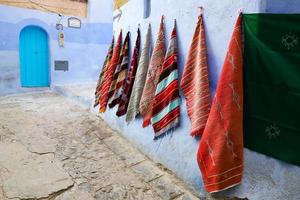 rua em chefchaouen, marrocos foto