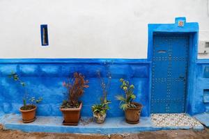 porta de um edifício em kasbah dos udayas em rabat, marrocos foto
