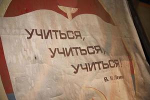 banners no palácio da cultura, cidade de pripyat, zona de exclusão de chernobyl, ucrânia foto