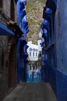 rua em chefchaouen, marrocos foto