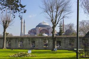hagia sophia, vista da mesquita azul - istambul (turquia)