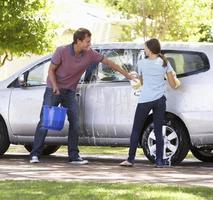 pai e filha adolescente lavando carro juntos foto