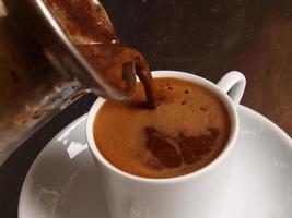 uma xícara de café turco em um prato