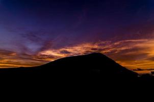 pôr do sol no oceano atlântico foto