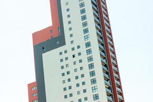 edifício moderno de vários andares com design contemporâneo minimalista. foto
