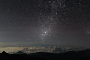 lindo céu noturno com estrelas e via láctea .merida, venezuela