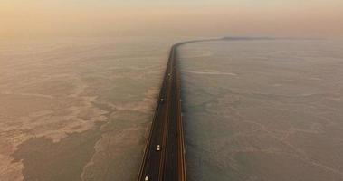 vista aérea com vista para a ponte baixa-mar. vladivostok, rússia foto