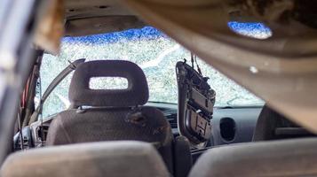 close-up de um carro com um pára-brisa quebrado após um acidente fatal. consequência de um acidente de carro fatal. condução perigosa imprudente. vista do interior do carro da janela traseira. foto