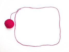 fio de tricô em forma de quadrado isolado no fundo branco foto