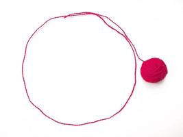 círculo de fios de tricô em forma de isolado no fundo branco foto