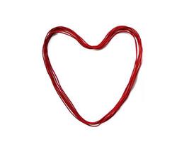 fio de tricô em forma de coração isolado no fundo branco foto