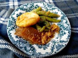 kue khas bali ou bolos especiais balineses. comida culinária indonésia tradicional foto