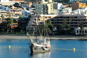 velho veleiro vintage no porto foto