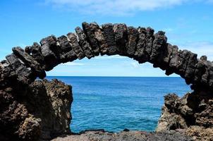 arco de pedra e oceano foto