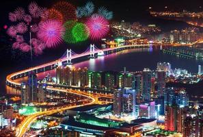 festival de fogo de artifício na ponte gwangan em busan, coreia do sul. foto