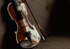 violino instrumento musical vintage de orquestra tirada com luz natural foto