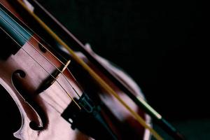 violino instrumento musical vintage de orquestra tirada com luz natural foto