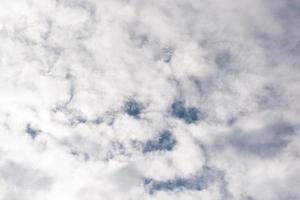 nublado. nuvens com rosto semelhante como elementos. foto