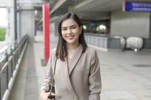 um retrato da bela empresária sorridente na cidade moderna, conceito de estilo de vida de pessoas foto